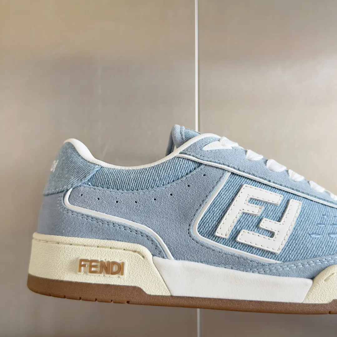 [FENDI] Top P: 720💰 Couple model ▪️ Size: Women's model 35-41 / Men's model 39-45 Top version: Fendi Fendi match series Couple model, film, casual sports shoes, sneakers, original purchase, development and production of these FENDI Match lace-up sports shoes. Small perforations accent the upper. Made of white leather with beige suede details. Matcha green leather FF applique. Rubber sole with FENDI lettering on the side. Comes with exquisite packaging at the counter🛍📦 ▪️ Fabric: Original custom imported first-layer cowhide ▪️ Lining: Imported custom breathable mesh ▪️ Sole: Original molded TPU two-color combination sole ▪️ Sole thickness: 3CM.